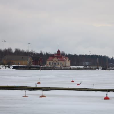 En hamn i vintertid.