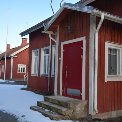 Gamla röda hus som har fungerat som skola.
