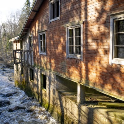 Ett gammal hus invid en fors.