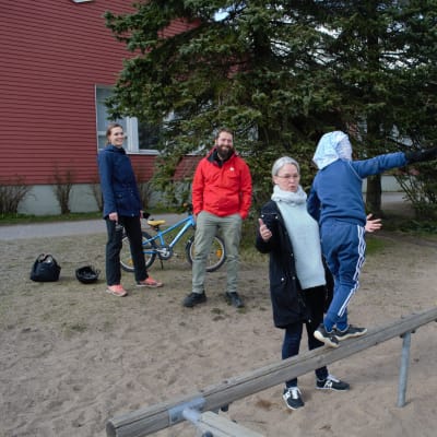 Rannikon perhettä ja supernanny Anne Suomalainen Ruskolla koulun pihassa. 