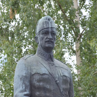 Mannerheims staty i S:t Michel.