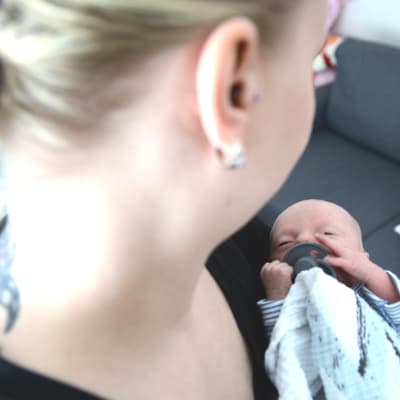 Tuore äiti Heidi Keisu pitää sylissään vain viikon ikäistä vauvaansa "Pertsaa".
