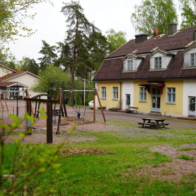 en skolgård med många olika lekställningar. 