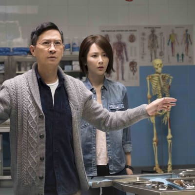 Rättsläkaren Chan (Nick Cheung) och hans assistent Lynn (Zi Yang) 