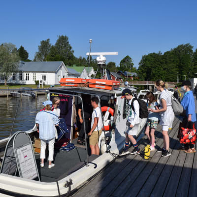 Passagerare stiger ombord på taxibåten Diana II i Ingå småbåtshamn.