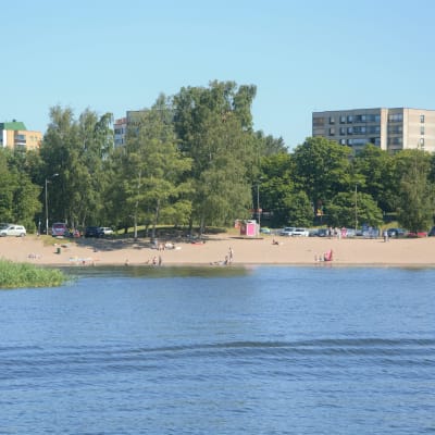 En badstrand på långt håll en sommardag.