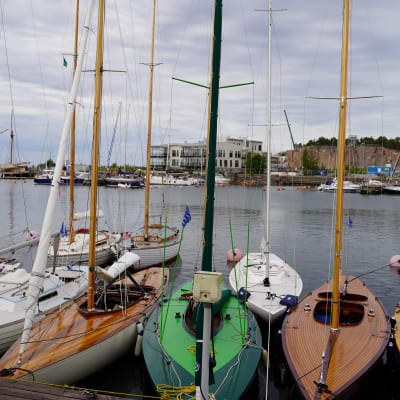 Klassiska segelbåtar i en hamn.