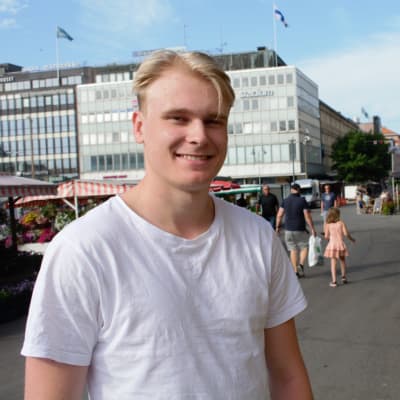 Kaapo Kakko Turun kauppatorilla heinäkuussa 2021.