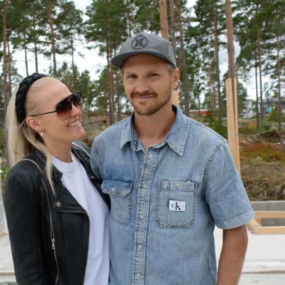 Emmi Pärni ja Sami Lehtinen rakentavat betonitaloa Naantalin asuntomessuille.