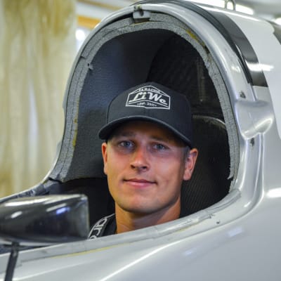 Alexander Lindholm sitter i cockpiten i sin gråa formel 4 racerbåt. 
