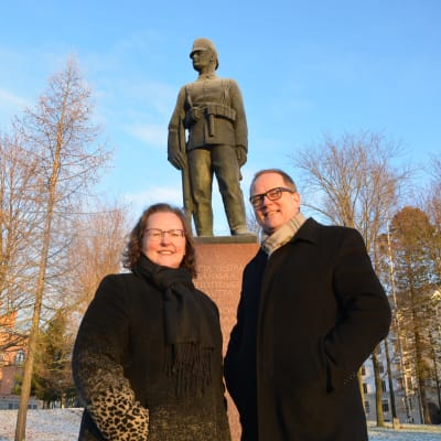 Bildningsdirektör Christina Knookala och stadsdirektör Tomas Häyry vid jägarstatyn.