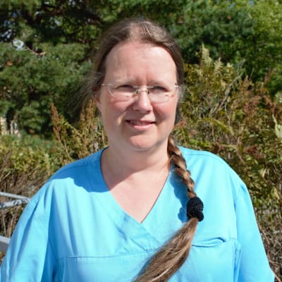Terveyskeskuslääkäri Päivi Slam työpaikkansa Turun Mäntymäen terveysaseman ulkopuolella.