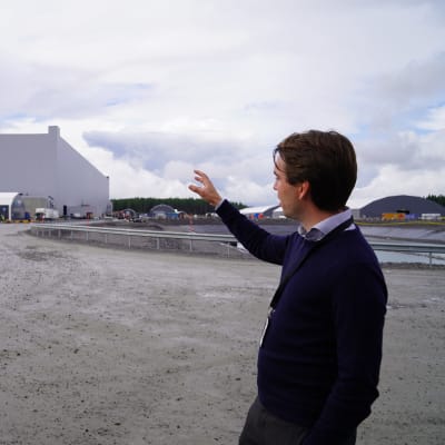 Northvolts fabrik en mulen dag. Anders Thor i förgrunden.