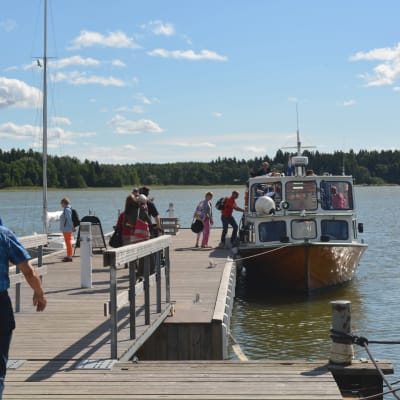Färjan tar upp människor på Svartholm