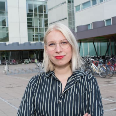 Sosiaalitieteitä opiskeleva Aino Marjamaa Turun yliopiston pihalla.