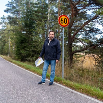 Lars Wikholm vid vägmärke.