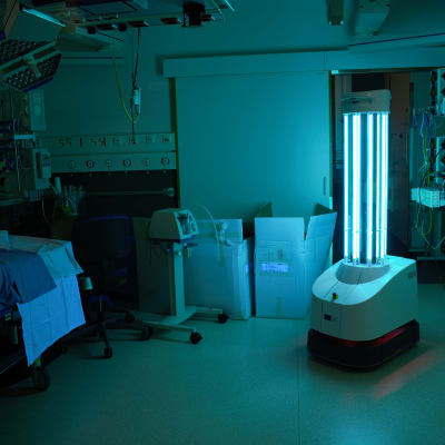 UV-valoa käyttävä robotti puhdistamassa potilashuonetta.