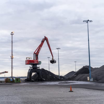 Högar av svart kol som heter antracit Koverhar hamn.