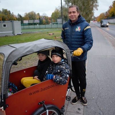 Ilari Nevantaus kahden lapsensa kanssa laatikkopyöräilemässä.