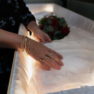 Hautaustoimistossa esitellään ruumisarkun sisustaa.