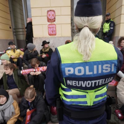 Polisens förhandlare inför demonstranterna utanför Statsrådsborgen den 8 oktober 2021.