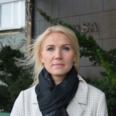 Marina Kinnunen, en vit kvinna med blont hår, står utanför Vasa centralsjukhus.