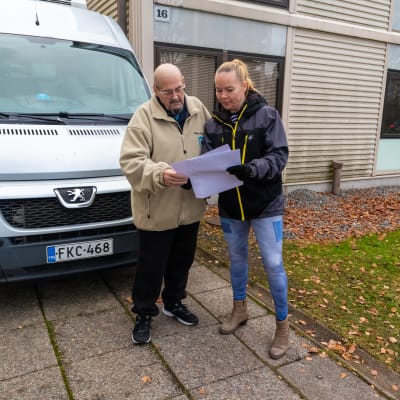 Håkan Mansner och Katja Paasonen vid kylbilen.