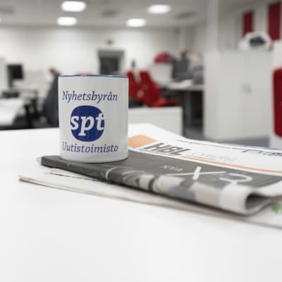 Kaffekopp med texten nyhetsbyrån spt. 
