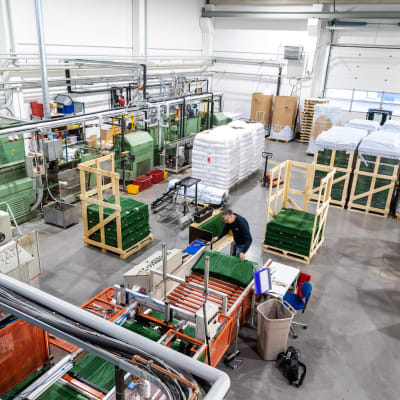 Industrihall för plastproduktion.