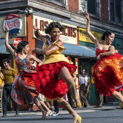 Anita (Ariana DeBose) dansar tillsammans med två andra kvinnor på gatan i New York.