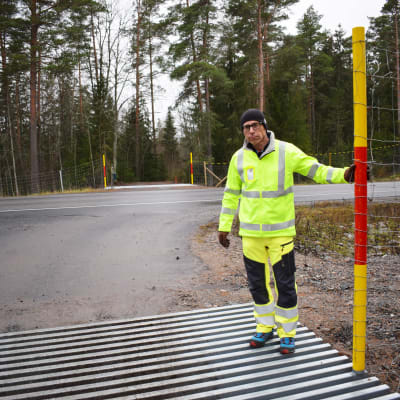 Liikenneturvallisuusinsinööri Jaakko Klang seisoo riistaritilän päällä Maskun Mietoisissa.