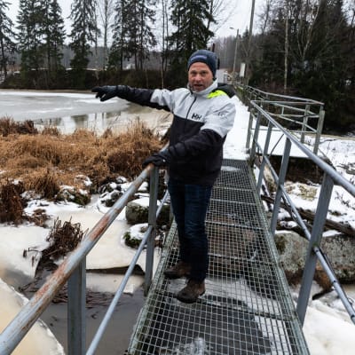 Sampo Vainio vid dammen i Strömsberg.
