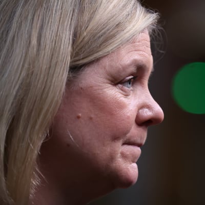 Närbild i profil av Sveriges statsminister Magdalena Andersson.