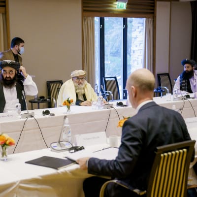 Talibanernas delegation sitter i förhandlingar med representanter för Norge.