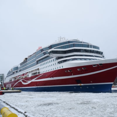 Viking Glory kiinnittymässä Turun satamaan.