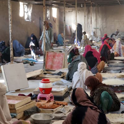 Kvinnor jobbar på ett bageri i Afghanistan