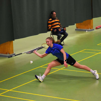 Pihla Mäkelä spelar badminton.