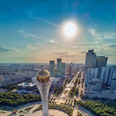 Stadsvy av staden Astana i Kazakstan. I mitten på bilden Bayterek-tornet.