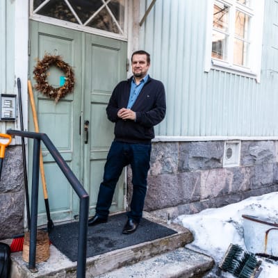 Jan-Erik Andelin vid en ytterdörr.