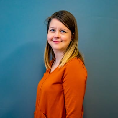Kuvassa Salla Ohtonen-Jones  Vanhempainliiton tiloissa.