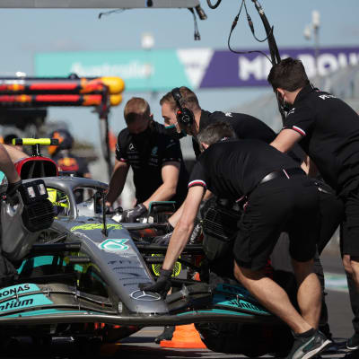 Lewis Hamiltons bil skuffas in i depån.