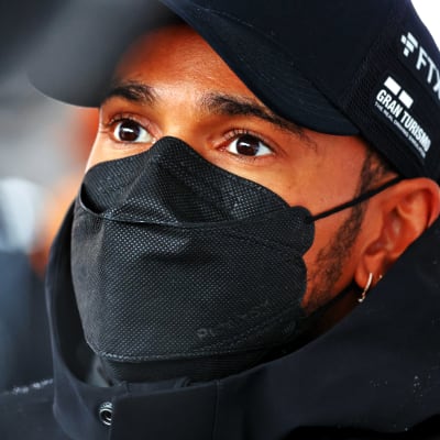 Lewis Hamilton med munskydd 2022.