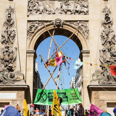 Radikala klimatdemonstranter i centrala Paris.