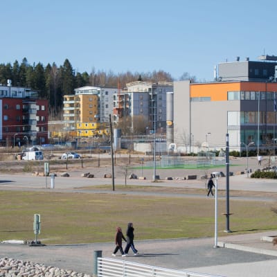 Moderna byggnader och en gräsplan i en småstad.