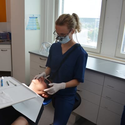Oikomishoitoon erikoistuva hammaslääkäri Iida Kalske suunnittelee uniapneakiskon laittamista Sami Valmeen hampaisiin TYKSissä. 