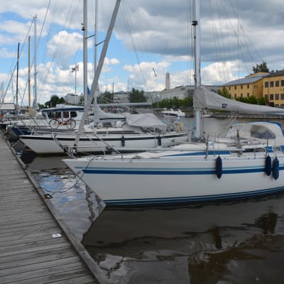Veneitä Turun vierassatamassa kesäkuussa 2022.