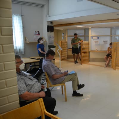 Turkulaisia odottaa koronarokotusten alkua Mäntymäen terveysasemalla. 