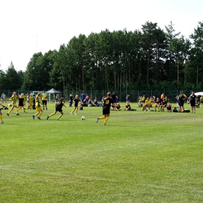 Fotbollsmatch mellan två juniorlag.