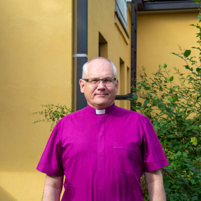 Biskop i Borgå stift, Bo-Göran Åstrand står i Biskopgårdens trädgård i Borgå.