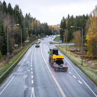 Bilar kör på riksväg 9.